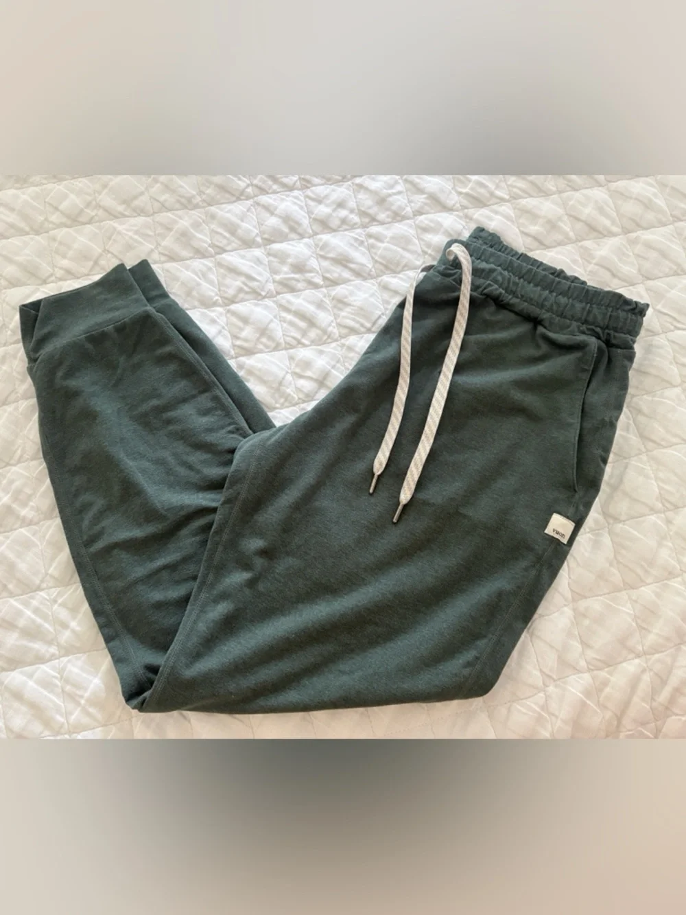 VUORI Jogger in Kelp Green - Picture 2 of 6